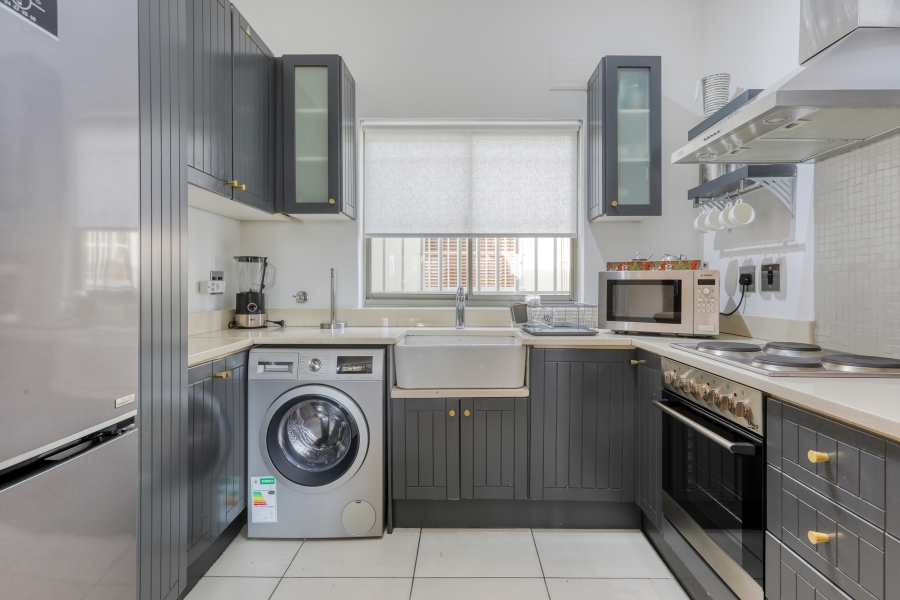 To Let 2 Bedroom Property for Rent in Green Point Western Cape